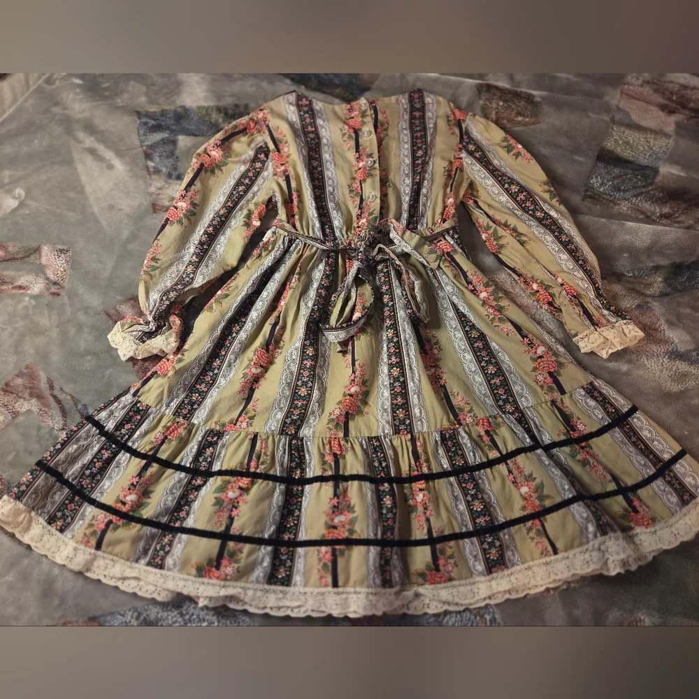 Vintage 70s Handmade Floral Kids Dress w/Velvet Front & Crocheted Applique - Picture 2 of 9